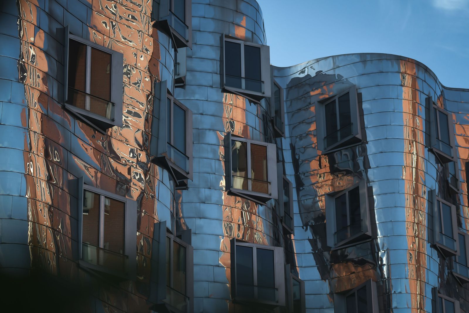 Düsseldorfer Medienhafen mit den Gehry-Bauten