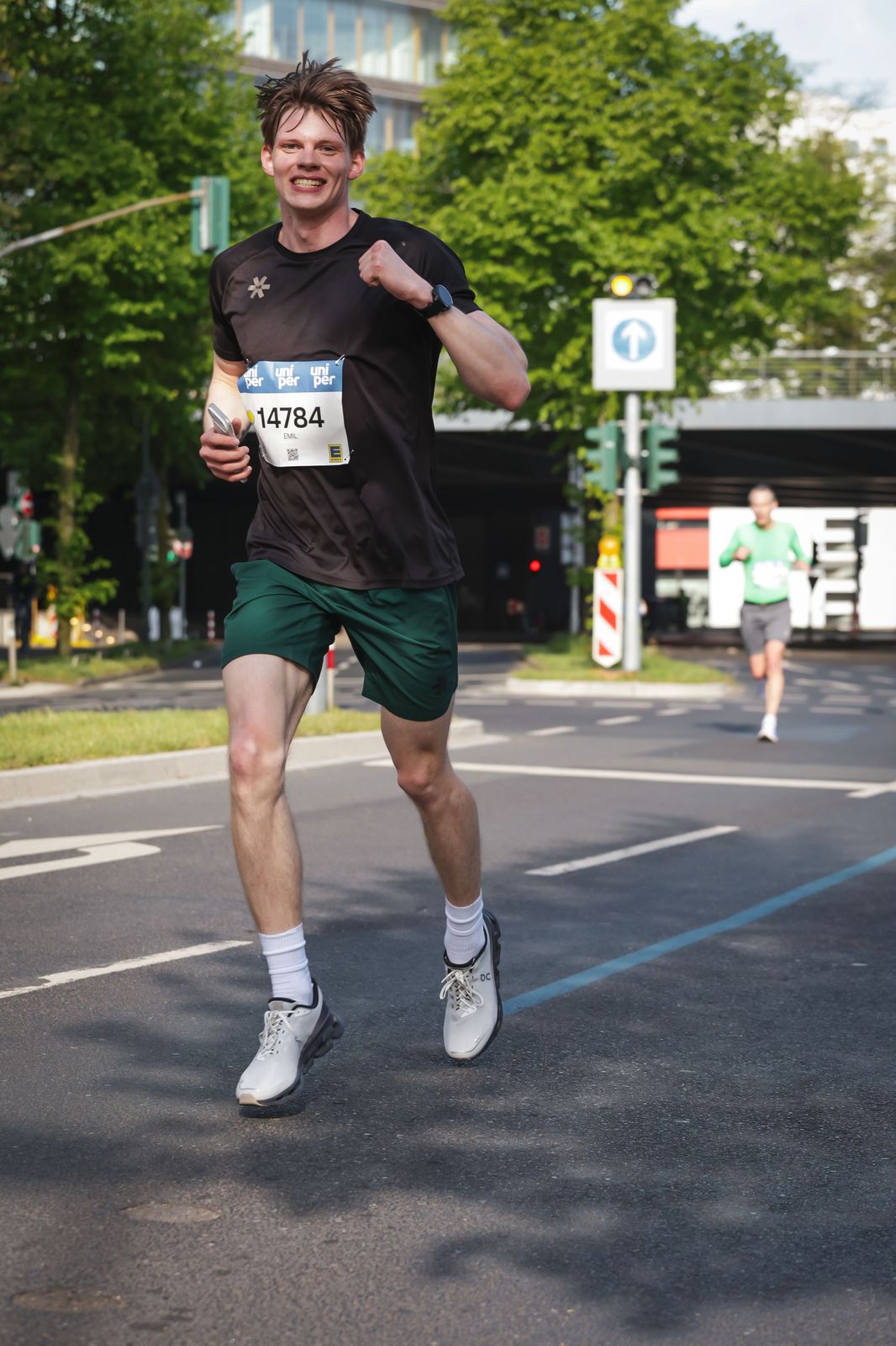 Emil Kantelberg läuft lächelnd beim Marathon in Düsseldorf, Startnummer 14784