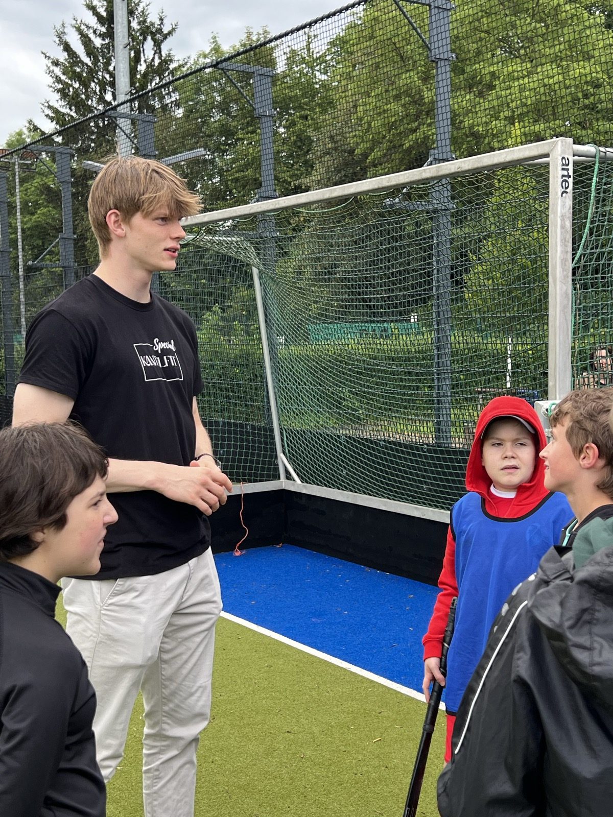 Emil im Gespräch mit jungen Teilnehmern am Hockeytor