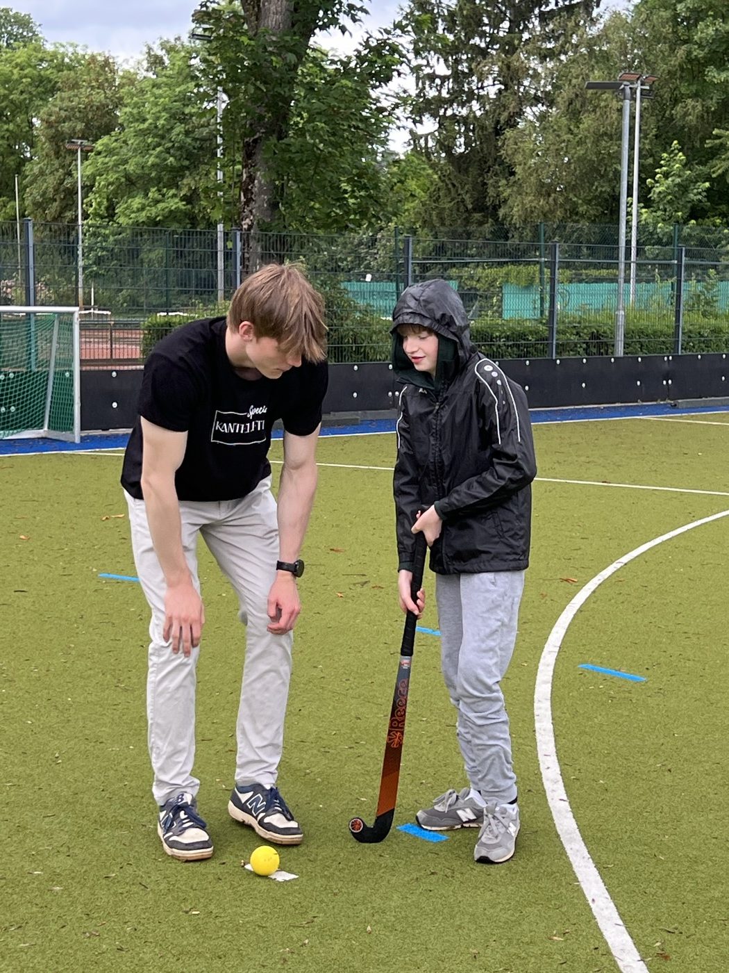 Trainer und Spieler konzentrieren sich auf den Ball